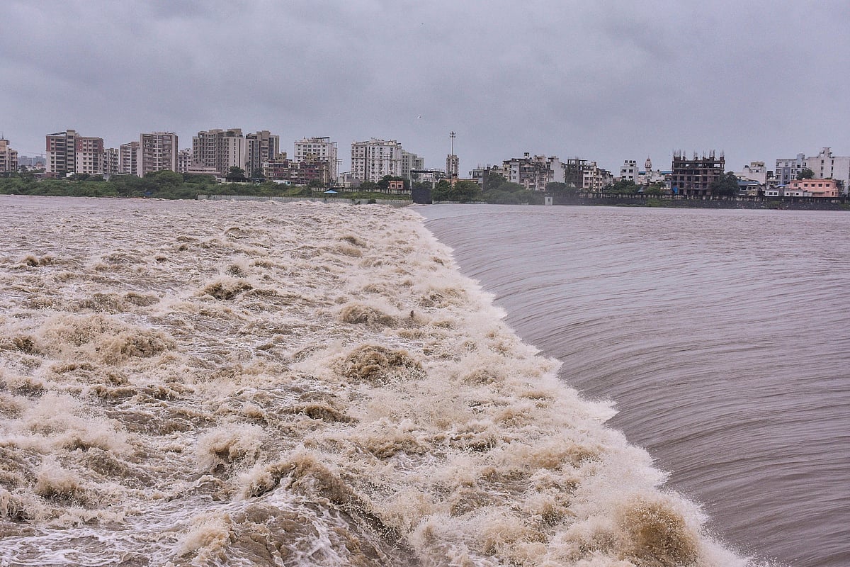 PTI : IMD has forecast of 'heavy to very heavy' rain at a few places with isolated 'extremely heavy' rain in south Gujarat districts till Tuesday